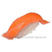 Суши нигири копченый лосось фото