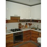 Кухня с фасадами из шпона и крашенного МДФ фото