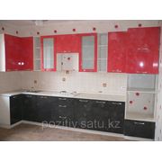 Красно-черная кухня с глянцевыми фасадами фотография