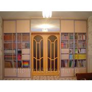 Шкаф-купе для книг со стеклянными дверями встроенный на заказ с антресолями. фото