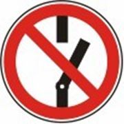 Знак безопасности «Не включать» фотография
