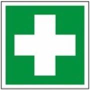 Знак безопасности «Аптечка первой медицинской помощи» фотография