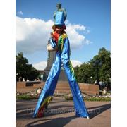 Ходулист синий клоун. фотография