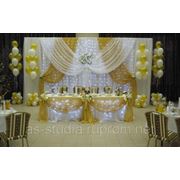 Оформление свадебного зала тканью и шарами фото