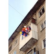Букет и воздушные шары через окно фото