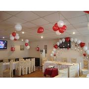 Оформление свадебного зала шарами в красно-белой гамме. фото