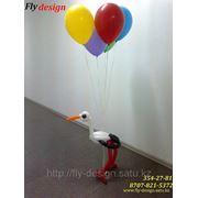 Аист подарочный с воздушными шарами фото
