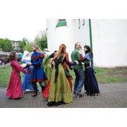 Средневековые танцы. фотография