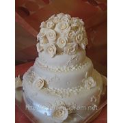 Свадебный торт с белыми розами фото