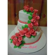 Свадебный 3-х ярусный торт с каскадной веткой розовых роз