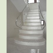 Лестница из бежевого мрамора с закруглёнными нижними ступенями. Материал: Вайт Перл (Турция)