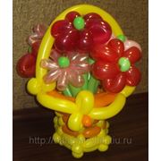 Подарочная корзинка с цветами из шаров