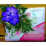 Коробка шоколадных конфет, оформленная цветами голубой орхидеи “Ванда“. фотография