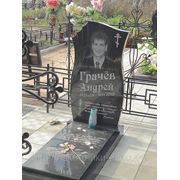 Гранитный памятник на кладбище фото