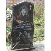 Гранитный памятник на кладбище фото
