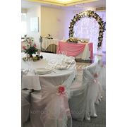 Аренда украшений для свадьбы:свадебная арка,фон,банкетный текстиль фото
