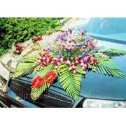 Композиция из цветов на капот свадебного автомобиля. фотография