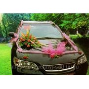 Композиция из цветов с лентой на капот, крышу и багажник свадебного автомобиля. фото