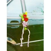 Украшение из цветов и лент на ручки свадебного автомобиля. фото