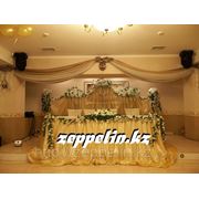 Кованная композиция драпированная тканью, украшение главного стола на свадьбу. фотография