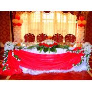 Украшение стола жениха и невесты фотография