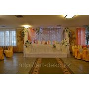 Стол молодоженов с колоннами и вазонами фото