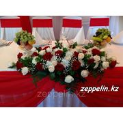 Оформление свадебного стола живыми цветами. фото