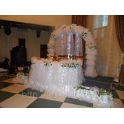 Стол молодоженов “Бежевая арка с декоративным подиумом“ фото