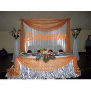 Оформление свадебного стола тканью и живыми цветами, президиума фото