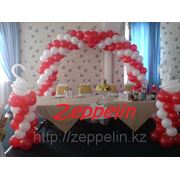 Оформление свадебного стола воздушными шарами, президиума. фото
