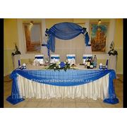 Свадебное оформление зала цветами. Свадебная арка, оформление свадьбы в бело-синем цвете. фото