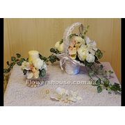 Свадебная композиция бело-розовая из искусственных цветов в корзинке (прокат) фото