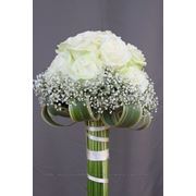 Свадебный букет из белых роз от студии свадебной флористики Мир цветов фотография