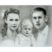 Портрет семьи из трех человек, выполненный карандашом фотография