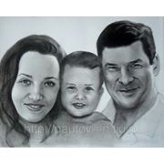 Групповой семейный портрет из трех человек, черно-белый фото