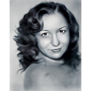 Женский чёрно-белый портрет в технике сухая кисть фотография