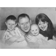 Групповой семейный портрет из четырех человек, черно-белый фото