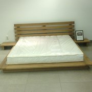 Кровать в спальню из дерева фото