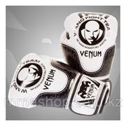 VENUM “WAND FIGHT TEAM“ - SKINTEX LEATHER 12oz боксерские перчатки фотография
