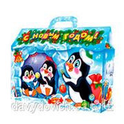 Новогодняя коробка Портфель "Домик Пингвина" 1,3 кг