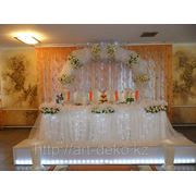 Стол молодоженов “Белая арка с бежевыми цветами“ фотография