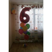 Фонтан из фольгированной цифры и шаров с гелием фото