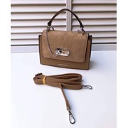 Женская сумка мессенджер матовый с необычным замочком и цепочкой 21 х 14 см темно-бежевая фото
