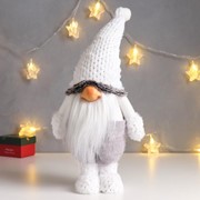 Кукла интерьерная “Дед Мороз в сером комбинезоне и белом меховом колпаке“ 52х12х19 см фотография