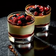 Сливочный десерт Crème brulee e frutti di bosco фото