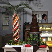 Фруктовая пальма с шоколадным фонтаном фотография