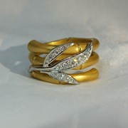 Женское золотое кольцо фотография