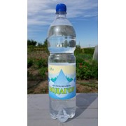 Вода негазированная в бутылках в упаковках по 6 штук фотография