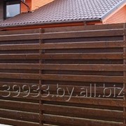 Забор из деревянного штакетника фотография