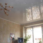 Натяжной белый лаковый потолок фото